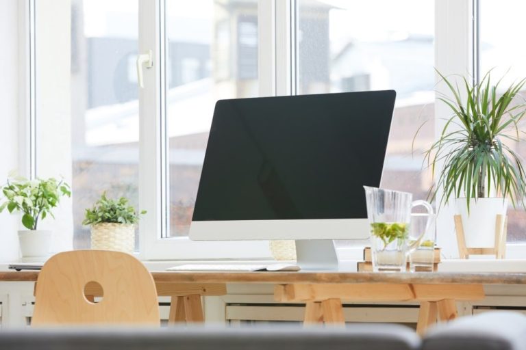 computer-on-the-table-at-office