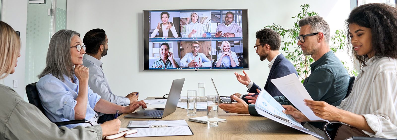 meetingroom with teams meeting on screen