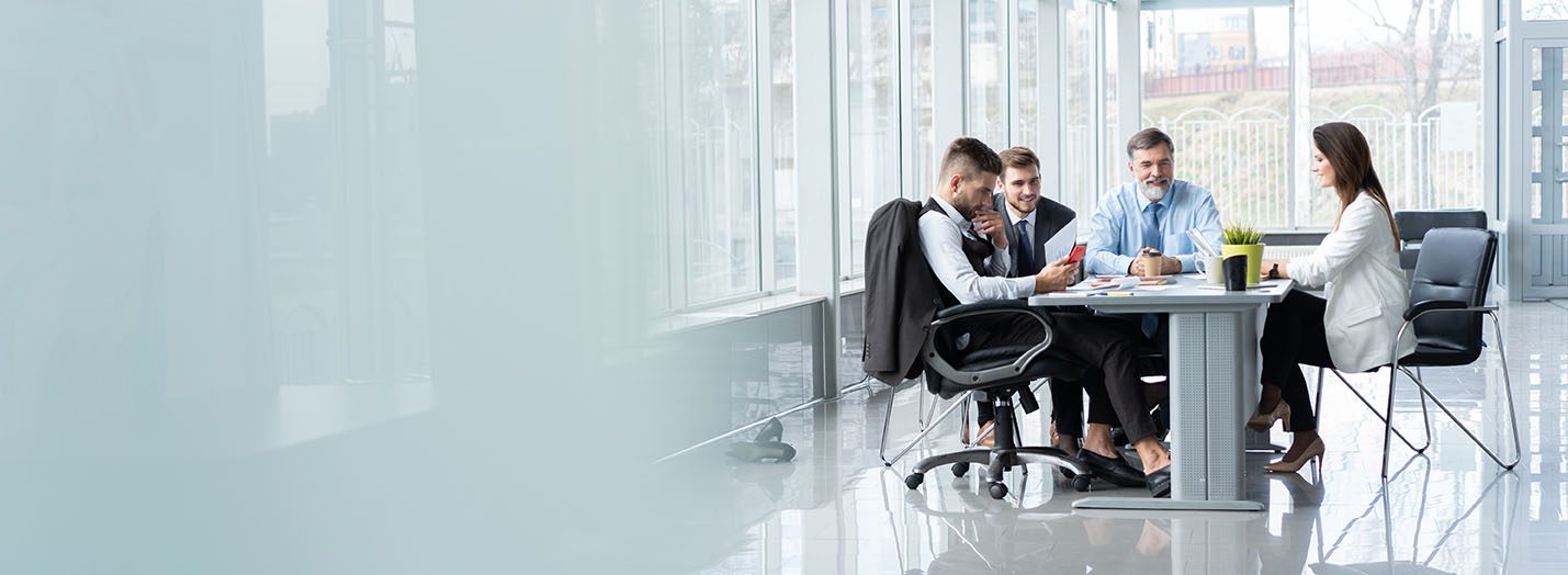 Meetingroom with four persons in it