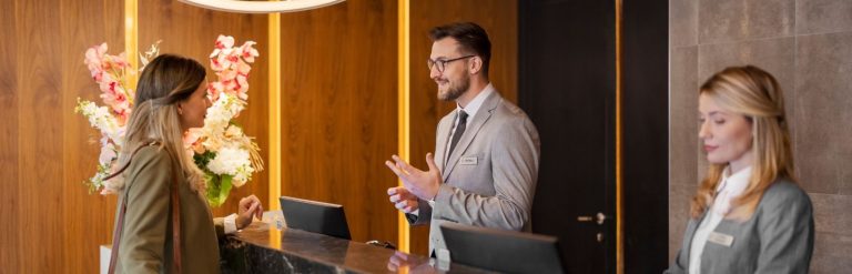 gæst i reception