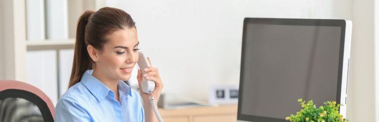 receptionist snakker i telefon