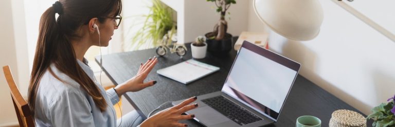kvinde arbejder hjemme