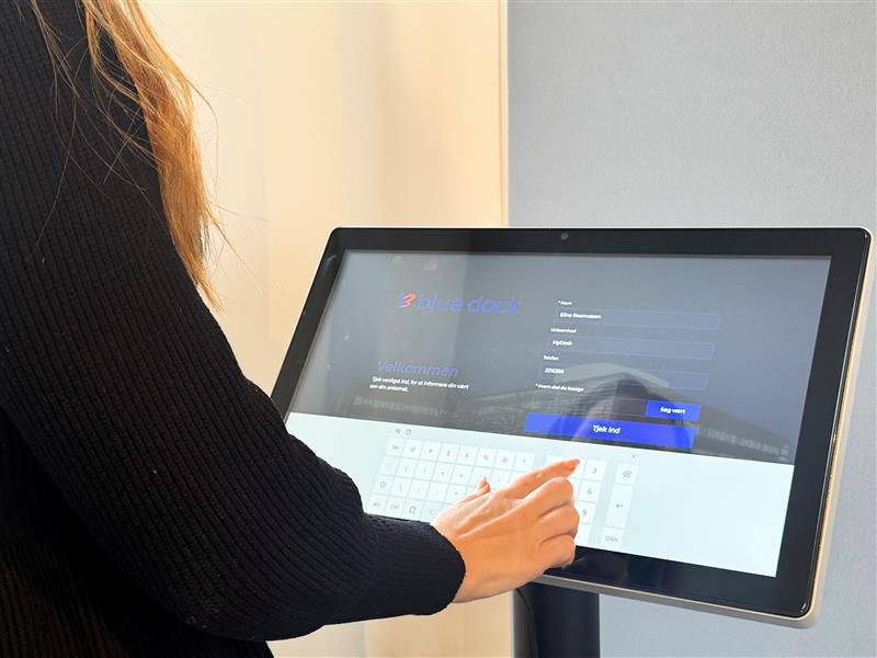 Kvinde registrerer sig på MyDesk gæsteregistreringsskærm